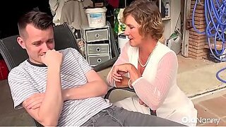 milf seduces neighbor